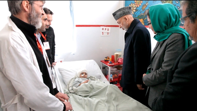 Hamid Karzai meets with injured Afghan child